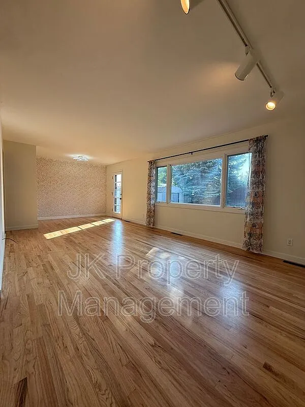 3 bed, 2.0 bath, 1202 sqft, $1,970 — Photo 4