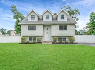 184 Coates Ave N, Ronkonkoma, NY 11779