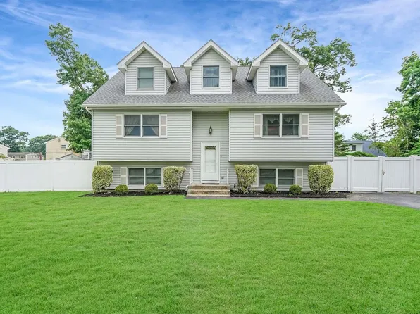 184 Coates Avenue N, Lake Ronkonkoma, NY 11779
