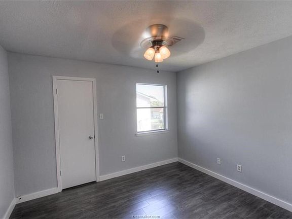 3rd image of 812 Navarro Dr APT B