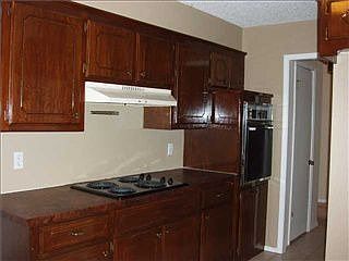 5th image of 704 Oak Creek Dr