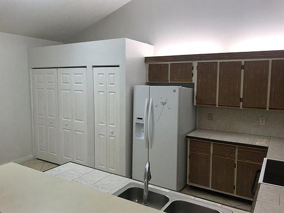 3rd image of 4379 Woodstock Dr APT B