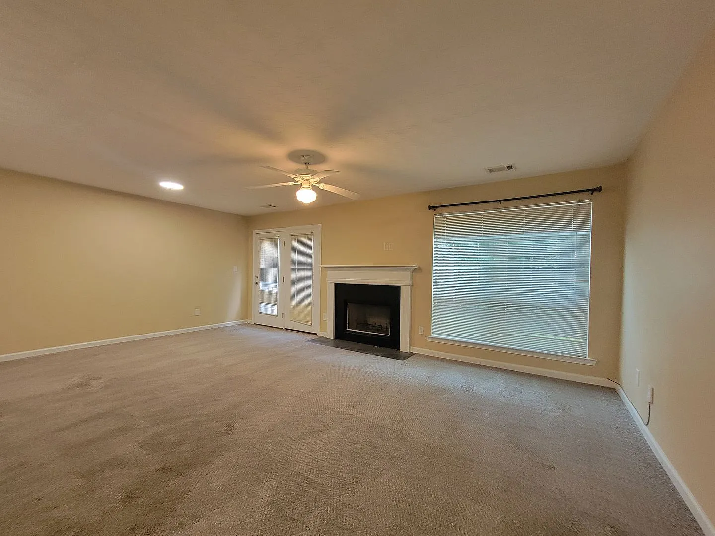 Save Time - Save Money - Beautiful Townhome - New Carpet — Photo 3