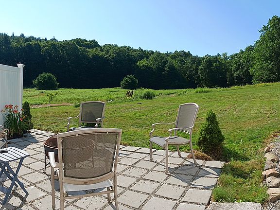 Skycroft Art Loft private patio looking south