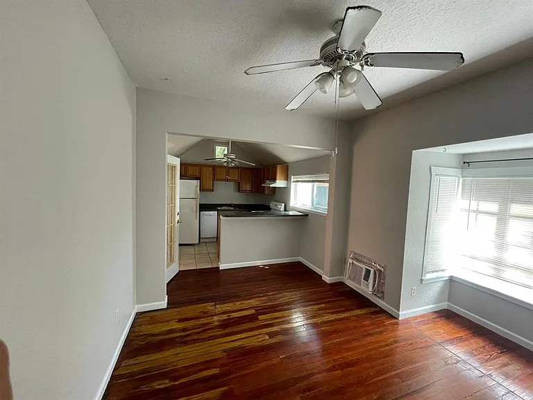 255 6th Ave N #3 — Photo 4