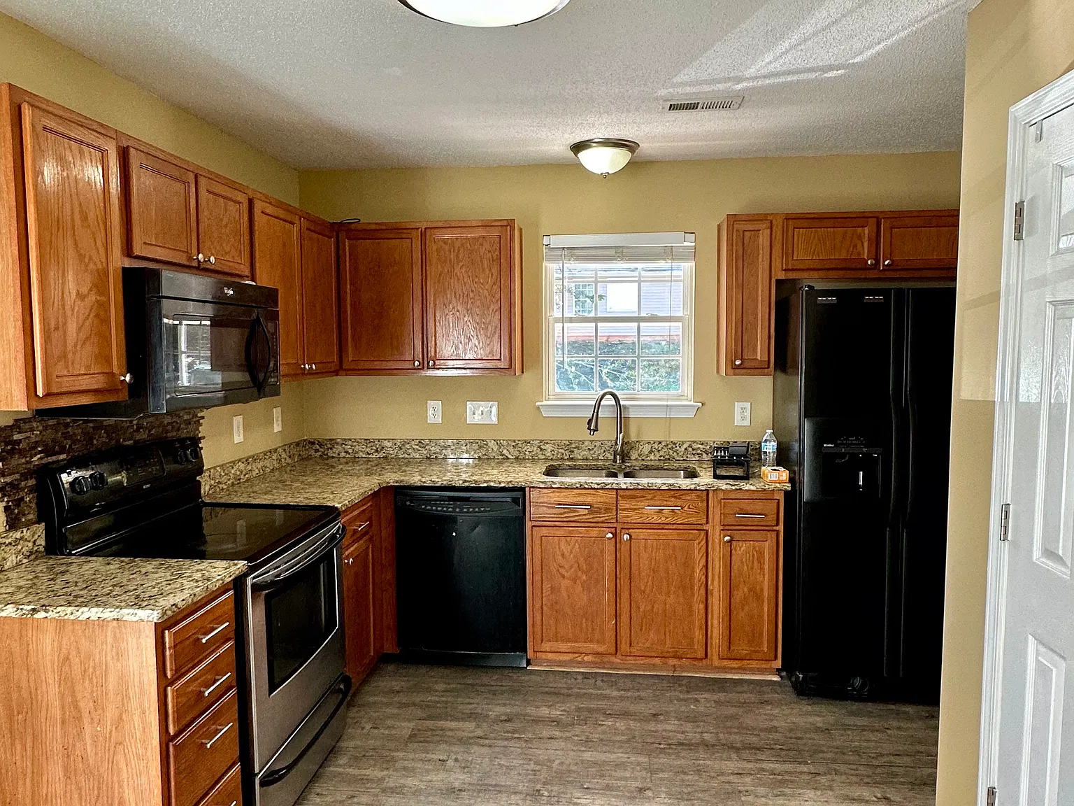 3 bed, 1300 sqft, $1,800 — Photo 3
