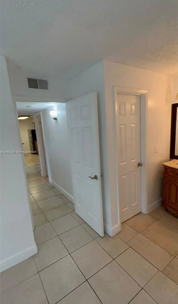 Royal Poinciana Condo — Photo 2