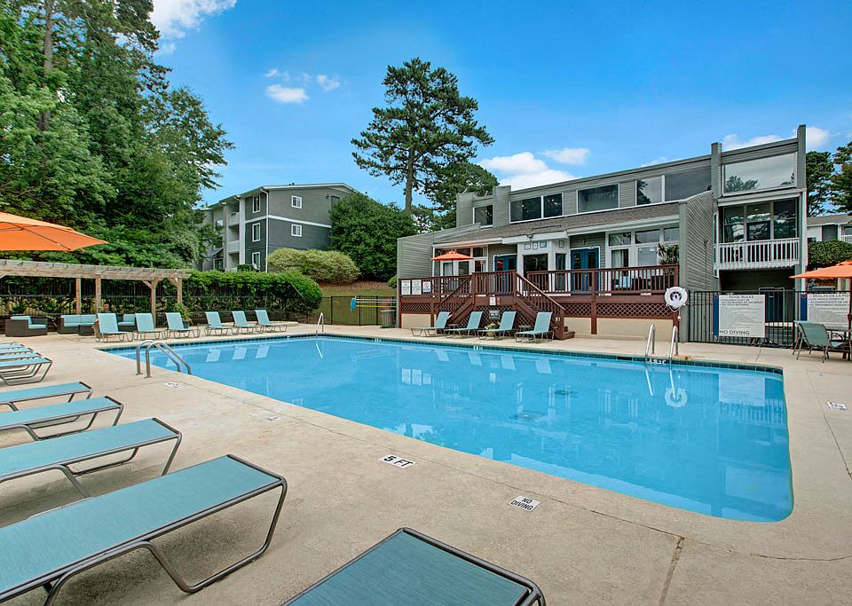 Resort-style Swimming Pool and Deck
