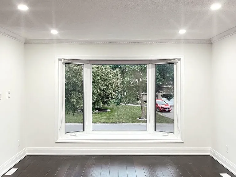 551 Hayward Cres #MAIN — Photo 14