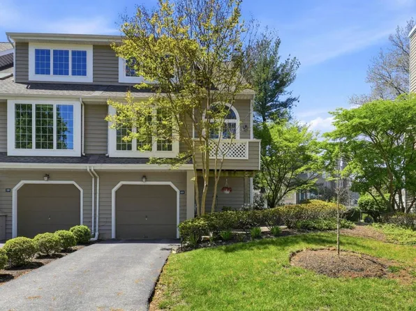 60 Cabot Dr, Wayne, PA 19087