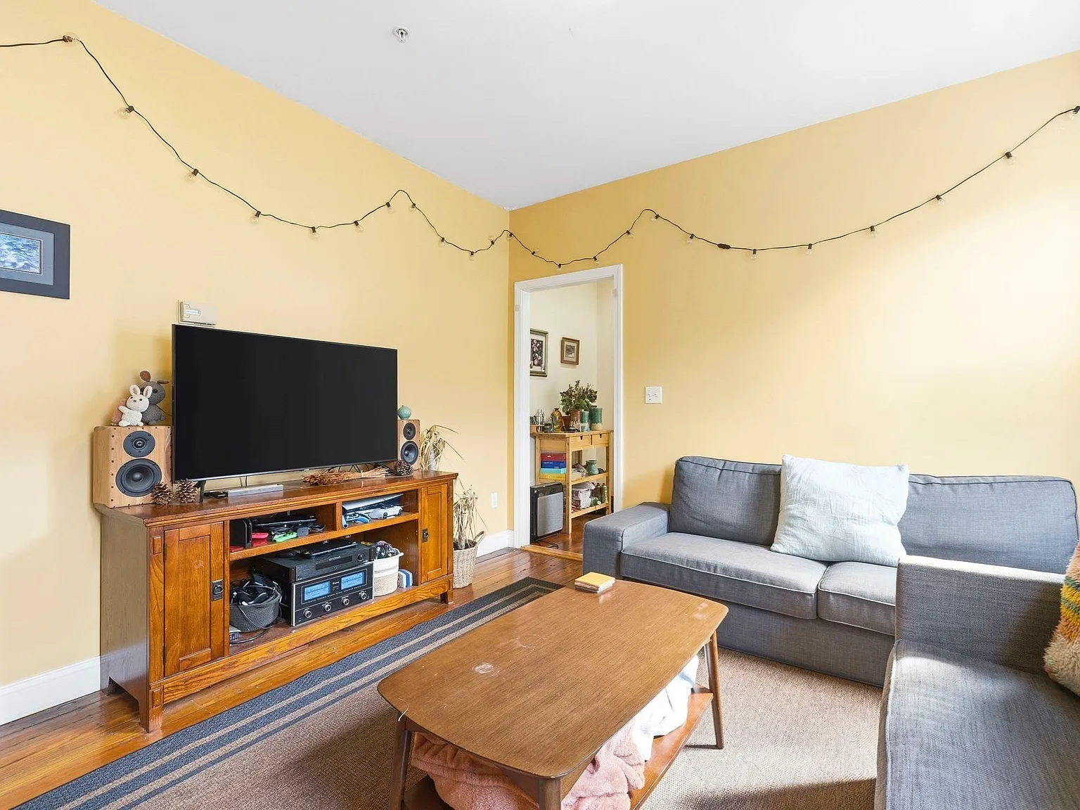 3 bed, 1.0 bath, 1003 sqft, $3,800 — Photo 3
