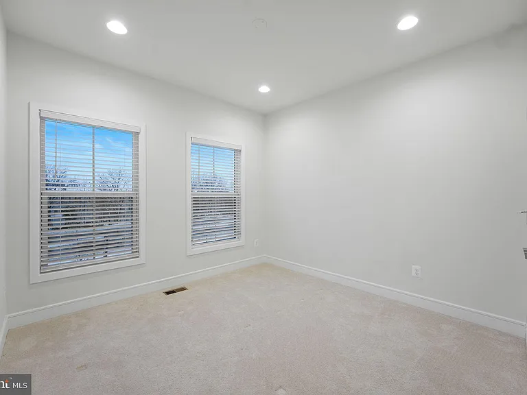 43421 Farringdon Sq — Photo 35