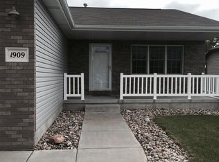 1909 Redstone Rd, Lincoln, NE 68521