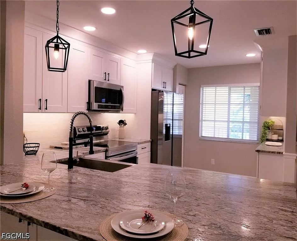 3 bed, 2.0 bath, 1299 sqft, $5,500 — Photo 3