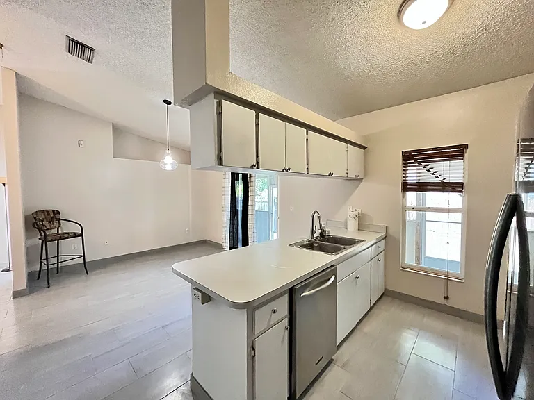 Beautiful kitchen and family room combo