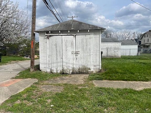3rd image of 752 Siebert St #752
