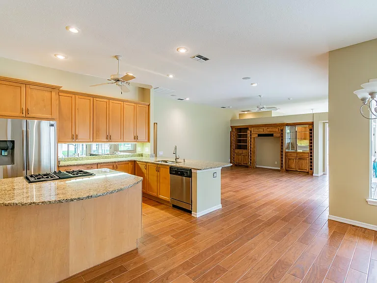 10559 Greencrest Dr — Photo 16