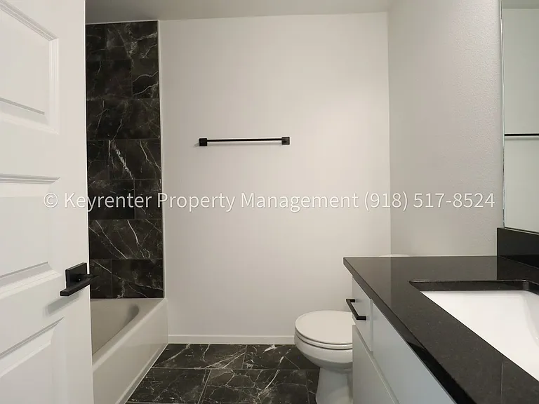 2908 S Redwood Ave — Photo 34