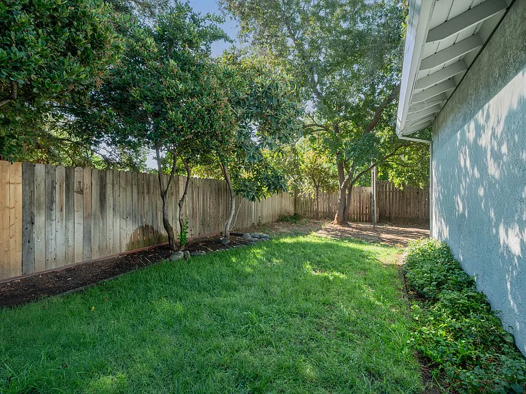 El Camino Duplexes — Photo 20