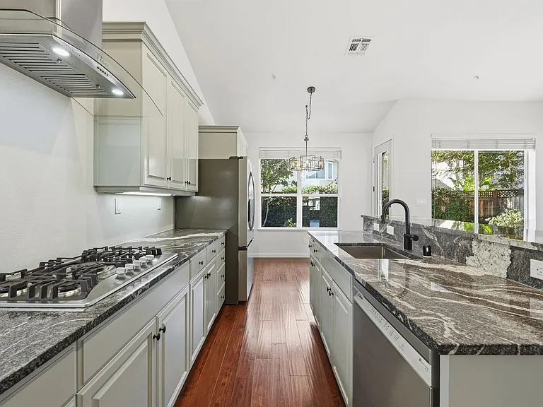 1439 Gordon Dr — Photo 15