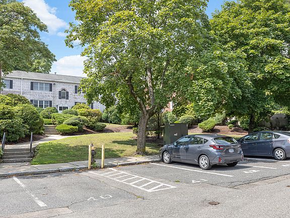 2nd image of 124 Lake Shore Rd #2A