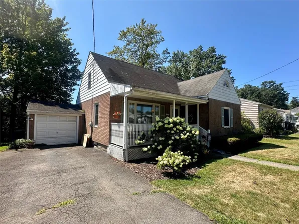 2734 Country Club Rd, Endwell, NY 13760