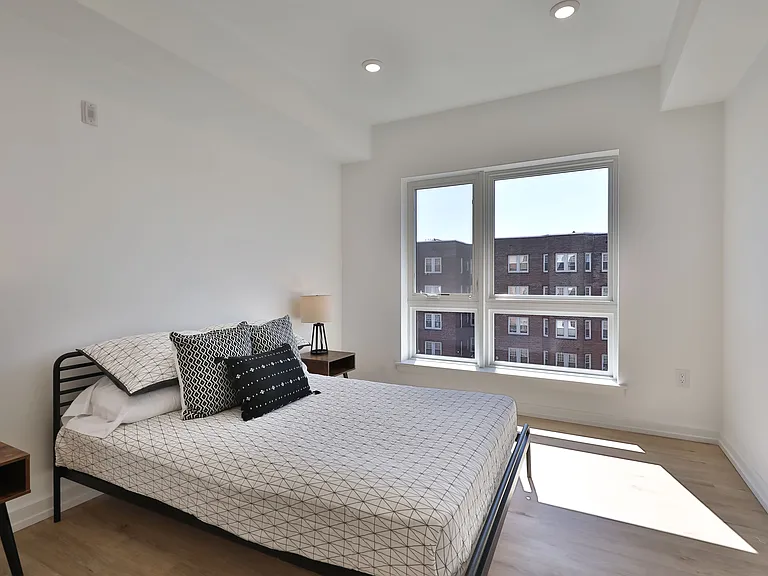 231 W Johnson Street — Photo 17