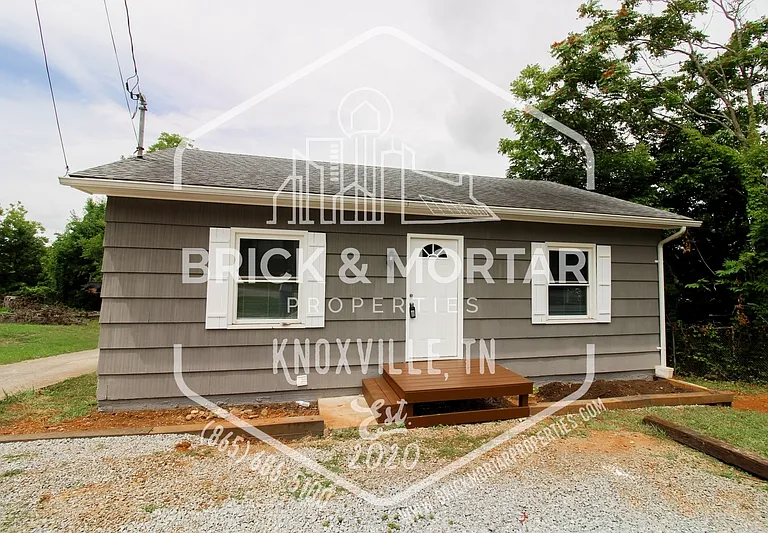 907 Cherokee St — Photo 1
