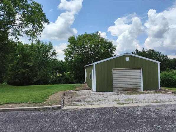 411 N 6th St, Elsberry, MO 63343