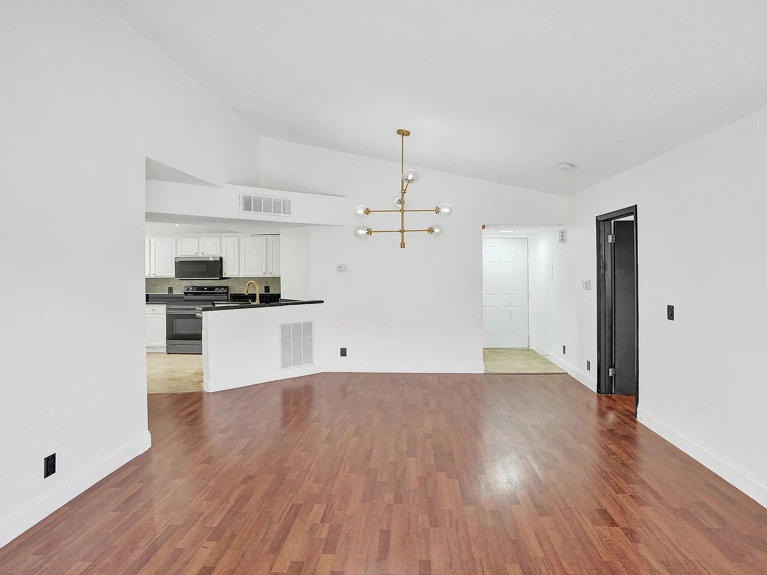 3 bed, 2.0 bath, 1166 sqft, $2,575 — Photo 2