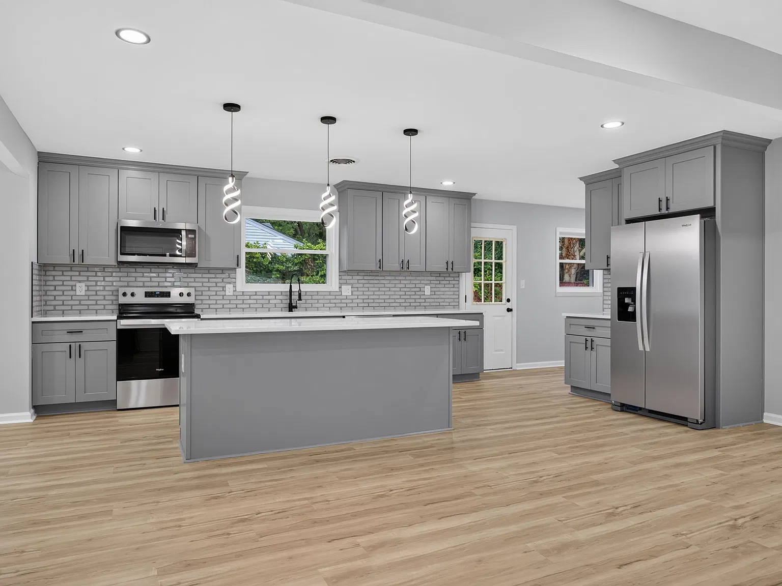 5 bed, 2513 sqft, $3,800 — Photo 2