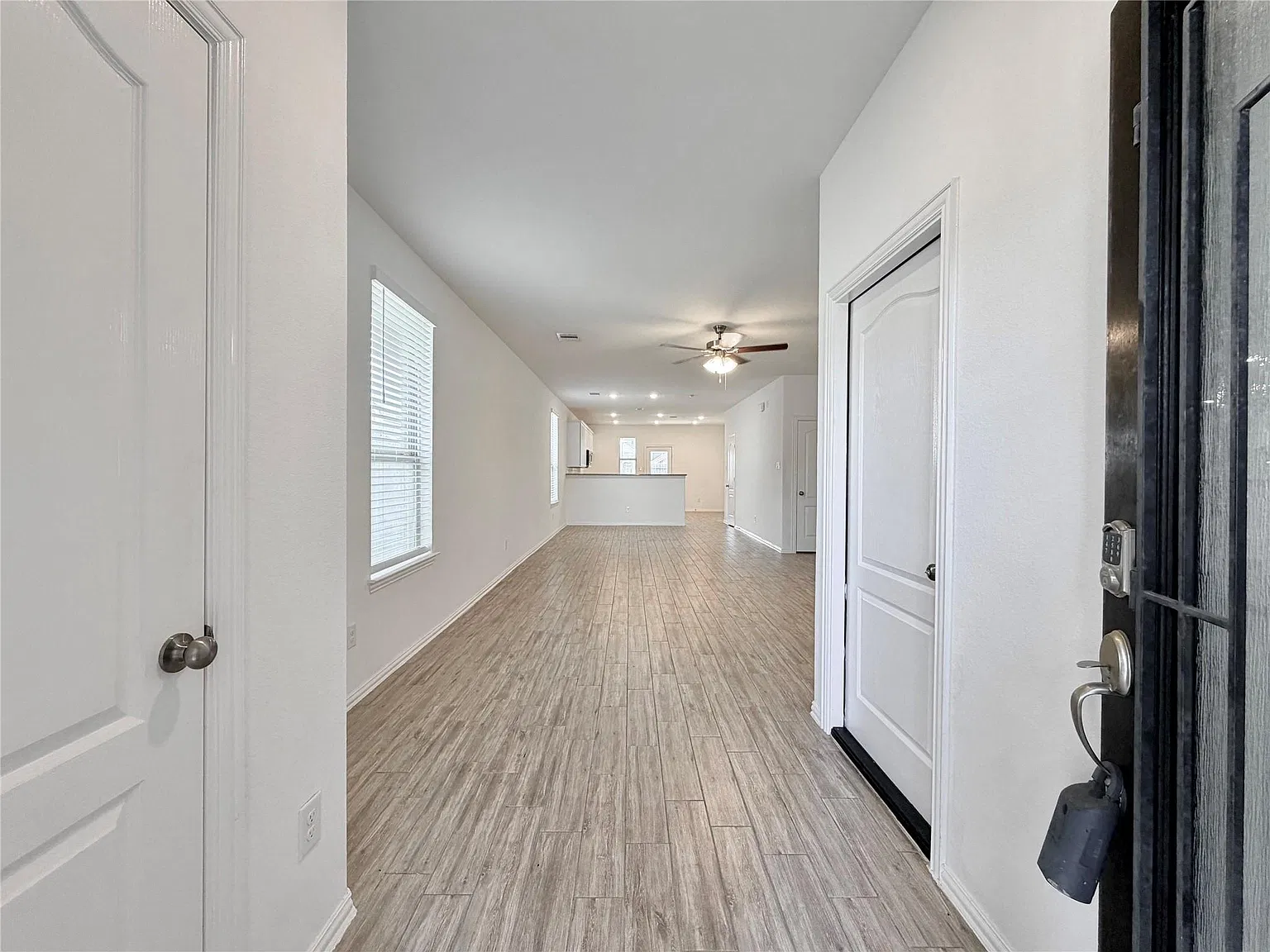 3 bed, 2.0 bath, 1602 sqft, $1,900 — Photo 2