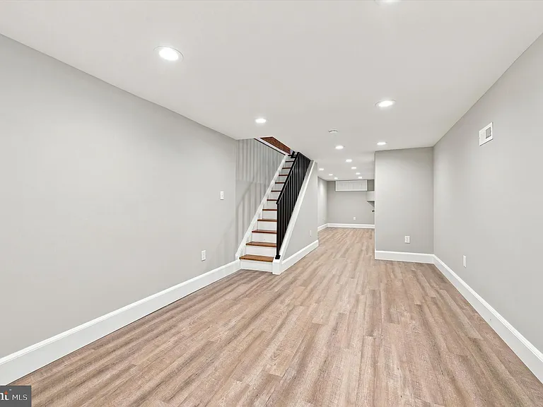 2337 E Fletcher St — Photo 21