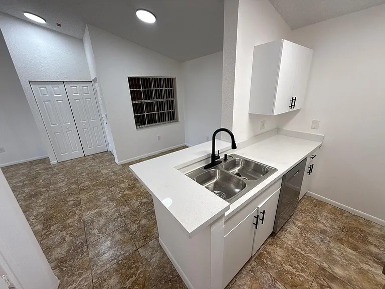 2851 N Oakland Forest Dr #307 — Photo 10