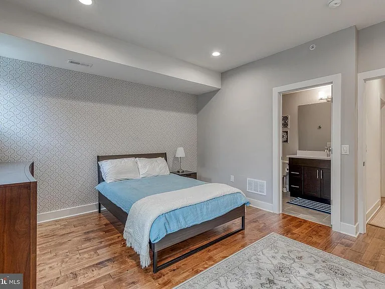 1239 E Palmer St — Photo 10
