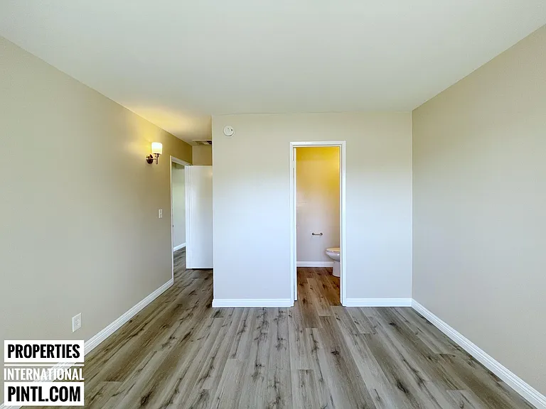 2851 Montrose Ave — Photo 27