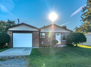 38251 Cherry Ln, Harrison Township, MI