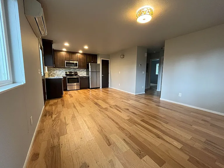 Charming SE Bungalow 3 Bed 2 Bathroom with Washer & Dryer — Photo 12
