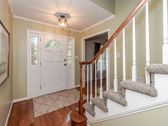 3rd image of 949 Hampton Pl