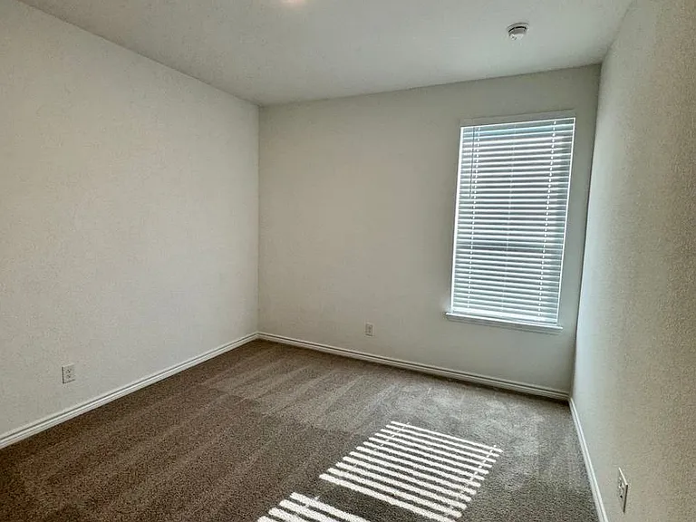 504 Saddle Ln — Photo 16