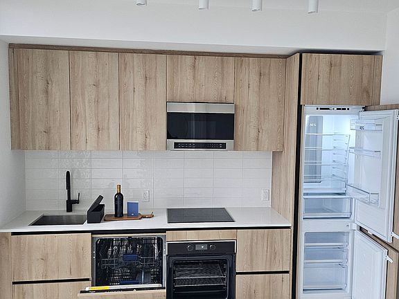 4th image of 117 R Broadway Ave N #R-909