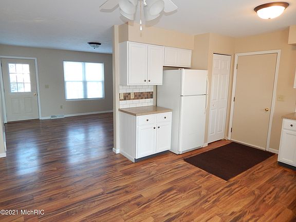 3rd image of 258 E Gardner St