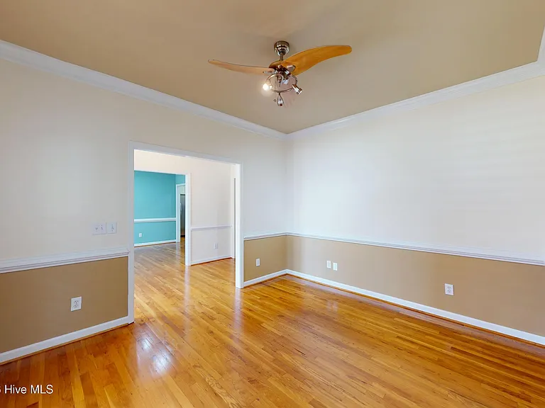 1140 Greenbriar Dr — Photo 3