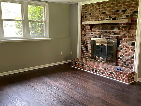 3rd image of 337 Larch Pl