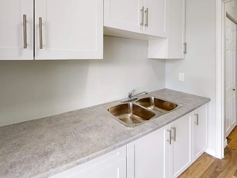 325 Giles Blvd W — Photo 7