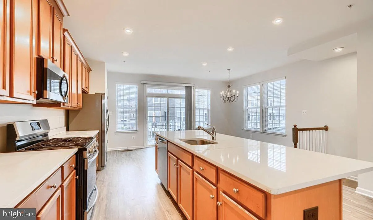3 bed, 2.5 bath, 2400 sqft, $3,100 — Photo 3