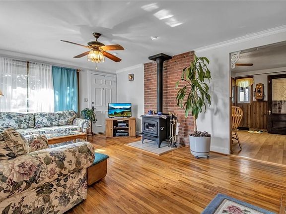 3rd image of 53 Wyandotte St