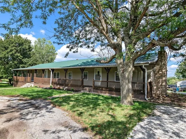 8811 S Corn Rd, Oak Grove, MO 64075