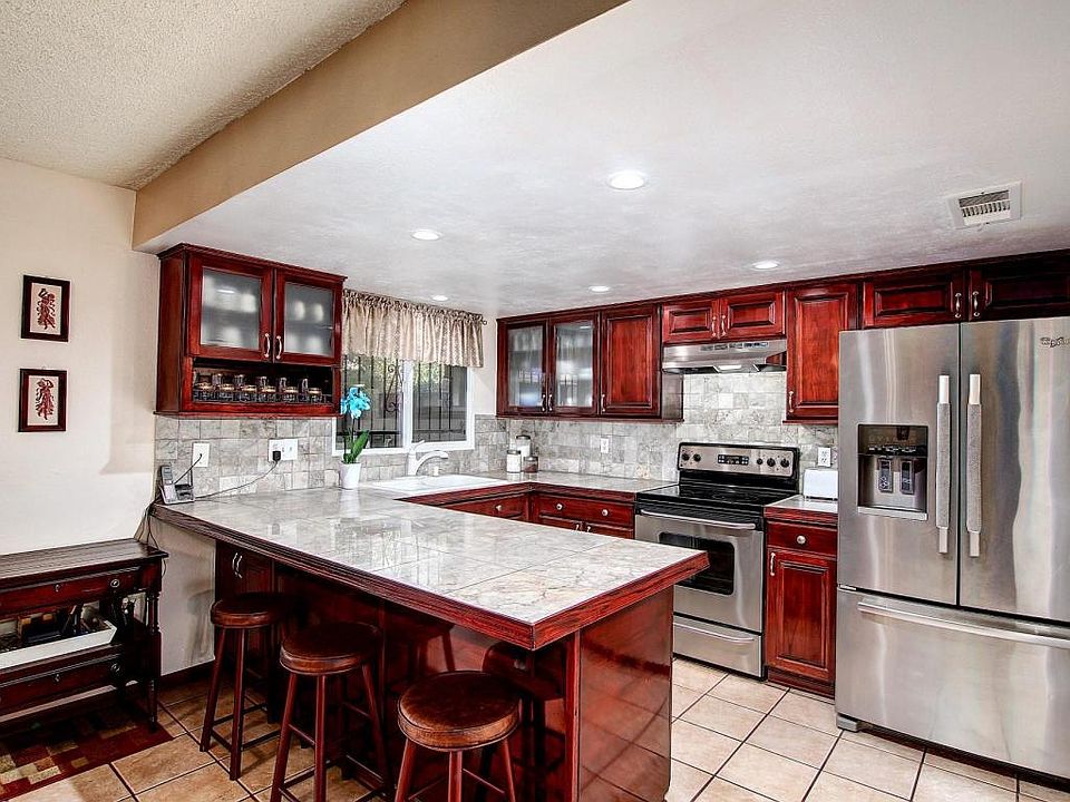 1st image of 2804 E Clarendon Ave