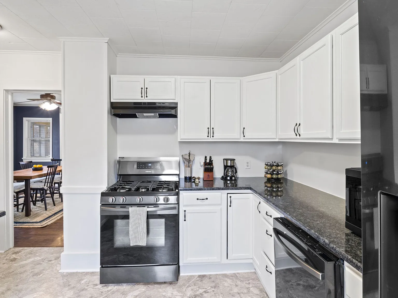 3 bed, 1.5 bath, 1434 sqft, $2,100 — Photo 4